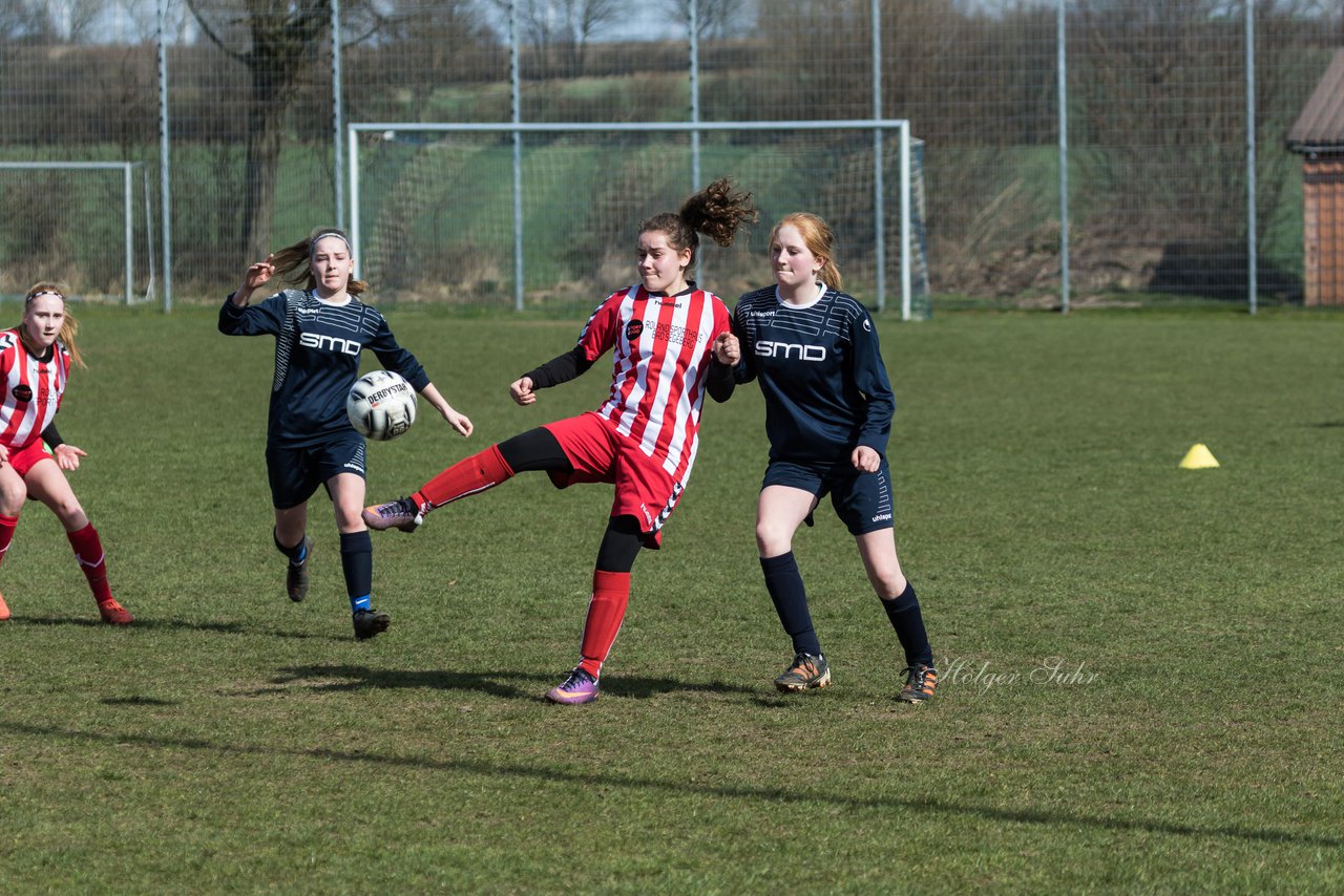 Bild 72 - C-Juniorinnen TSV Zarpen - TuS Tensfeld : Ergebnis: 2:1